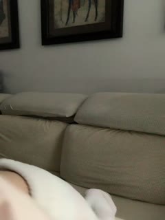 颜值区女神！外表文静很漂亮！给大家小露一波，撩起衣服贫乳，换装衬衣，半脱