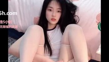 芋喵喵是谁？芋喵喵又叫芋宝，是推特清纯网红女神，这一部露脸合集中，芋宝全程喘不断，非常的迷人