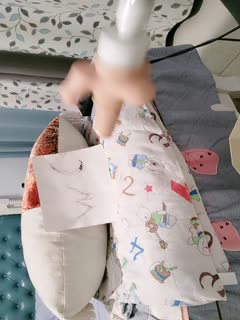 风骚小少妇露脸在家享受炮击蹂躏骚穴，前插后入迎合道具抽插，搞的骚逼淫水泛滥浴室洗逼给狼友看互动撩骚第03集