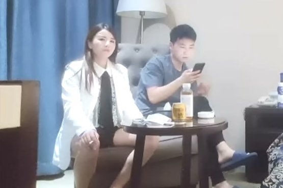 性感御姐诱惑上演黑丝诱惑，淫荡浪叫高潮不断