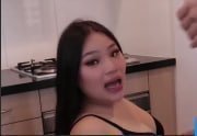 丰腴小母狗饥渴难耐想吃大鸡巴，厨房做饭中途忍不住扒开内裤就地求操！