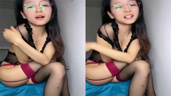 黑丝苗条大奶眼镜闷骚人妻，含屌挑逗老公深喉服务，湿身激情狂操蜜穴高潮