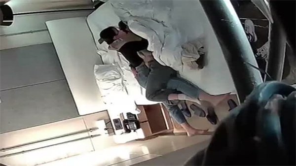 连锁酒店实拍：女同情侣开房激情实录，偷拍流出！