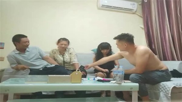 两对夫妻酒店密会玩互换伴侣游戏 四人激烈混战淫乱盛宴