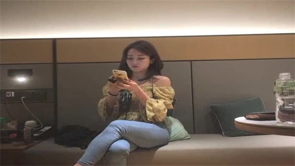偷拍实录！巨屌魔人重金约操极品苗条巨乳御姐，大奶狂颤激烈抽插