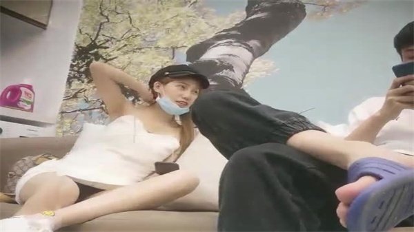 深夜探花第二弹：黑帽苗条纹身辣妹激情诱惑
