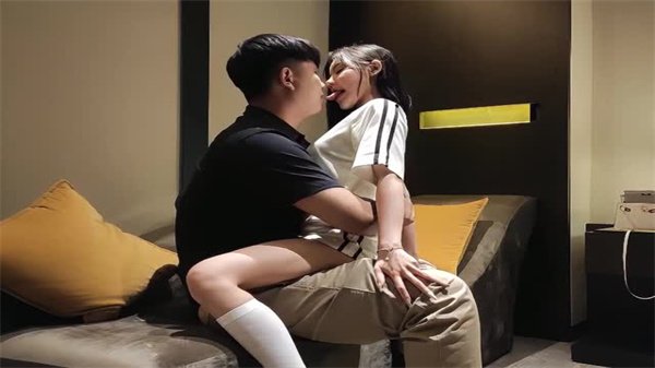 小宝寻花大圈00后嫩模小仙女，激情舌吻，清纯又淫荡！