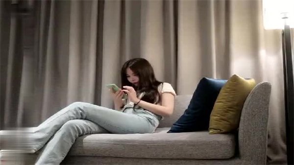 小宝寻花：牛仔裤美女脱裤露穴，骚货求猛男狂插