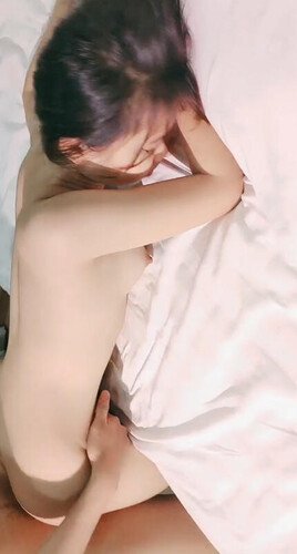 红唇美少妇吞吐巨根，骑乘狂摇蜜臀深插到底！上下猛攻高潮迭起，浪叫不断！