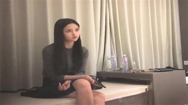 巨屌魔人高价约长腿苗条妹，粗壮肉棒狂插得她痛苦呻吟求轻点！