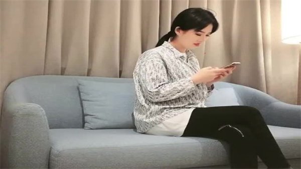 【真实跟拍】巨根金主天价密约马尾高挑巨乳妹・偷拍视角完整记录高价交易细节