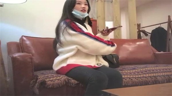 寻花偷拍-重金约炮苗条巨乳妹！骑乘上位狂摇蜜臀，浪叫呻吟征服大屌魔人
