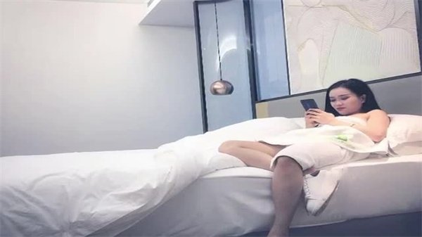 【刺激跟拍】巨根狂人重金约拍贫乳美妆妹 苗条嫩乳素人遇惊世巨根 蜜穴吞吐间花容失色娇喘连连