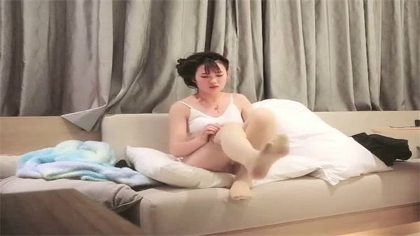 偷拍实录：巨根土豪天價約炮肉絲苗條妹，襠下妖槍狂暴輸出高速抽插！