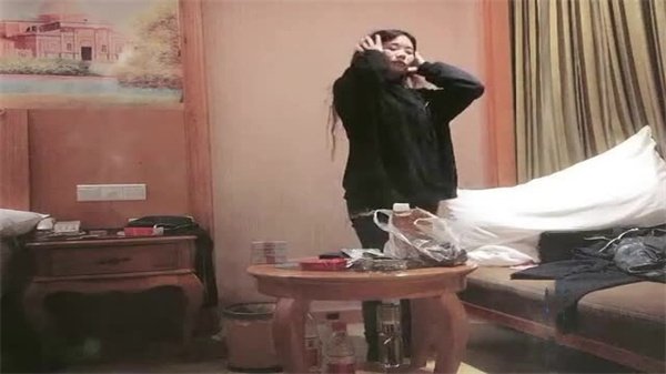 高价约炮大屌狂操苗条妹子 阴唇翻折疯狂抽插 叫床声响彻房间