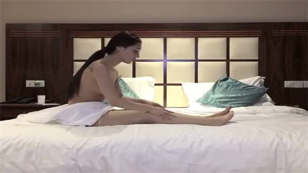 偷拍实录：土豪高价约炮高跟肉丝苗条巨乳妹，肉弹狂摇全程记录