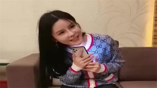 眼镜男成功约炮高颜值美眉，酒店激情开啪内射狂操！