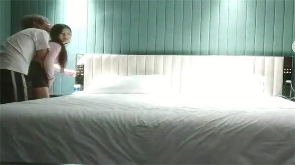 高价约炮极品肉丝销售妹 偷拍她淫荡骑乘上位狂摇