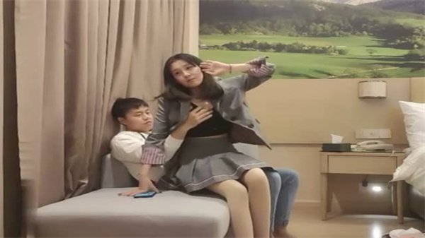 风骚少妇如狼似虎，探花猛男操得淫水潺潺浪叫连连