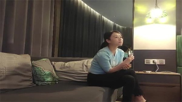 約到藍衣外圍妹聲稱：私處任看，唯獨不准舔！