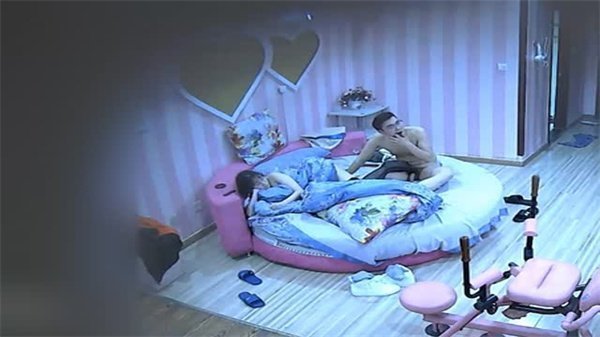 温婉气质美女在炮房里的激情绽放