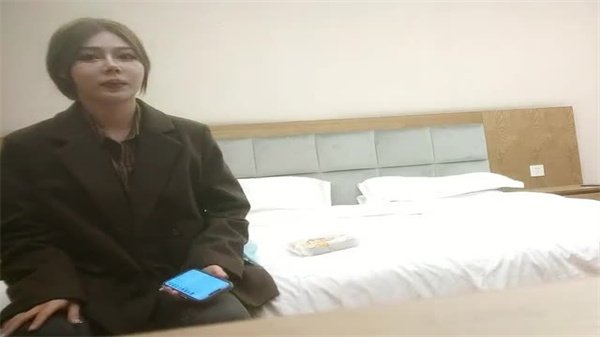约炮网红外围妹，亮出巨根逼她口交