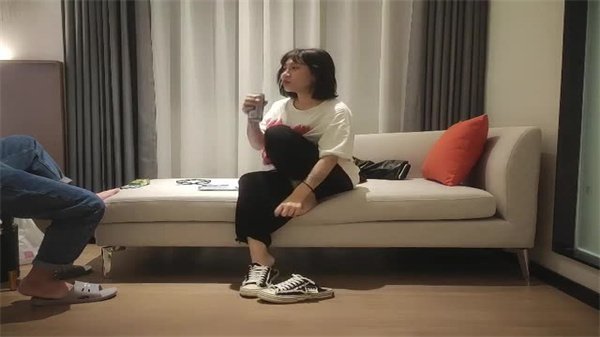 乖乖妹脱衣惊现满背纹身，后入狂操浪叫连连，高潮表情一览无遗！