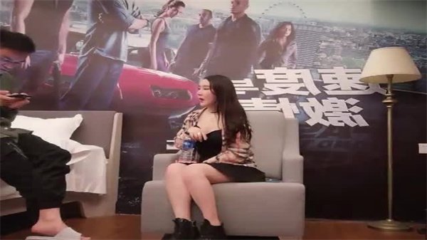 嫩妹网红脸沙发激情约炮，调情扣穴猛干到高潮喷水！