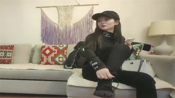 约炮实录：极品黑丝外围女床上骚叫不停