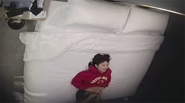 酒店偷拍！情侣欢爱的隐秘瞬间