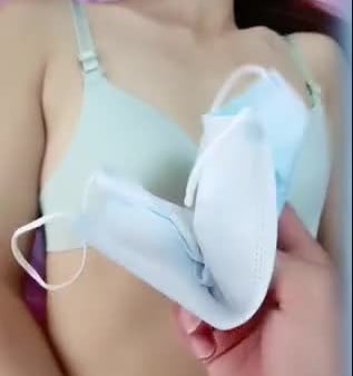 清纯高中生破处实录：嫩穴口交调教，大鸡巴插入流血，腿夹紧内射高潮