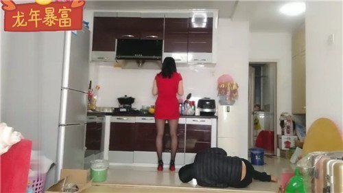 偷看干妈穿开档丝袜，欲火难耐直接掏出硬鸡巴！