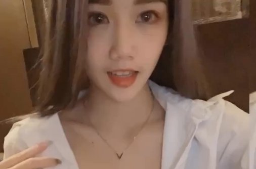 SWAG-琳儿 狂野私拍！撕裂丝袜跪舔粉丝骚穴，肉穴被爆干到高潮喷水。