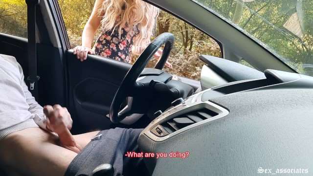 公园车震曝光！骚货自慰被路人狂拍内射